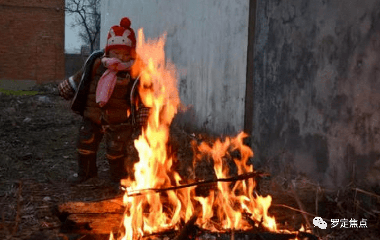 吓惊街坊云浮一熊孩子在家里玩火衣物等全部烧毁
