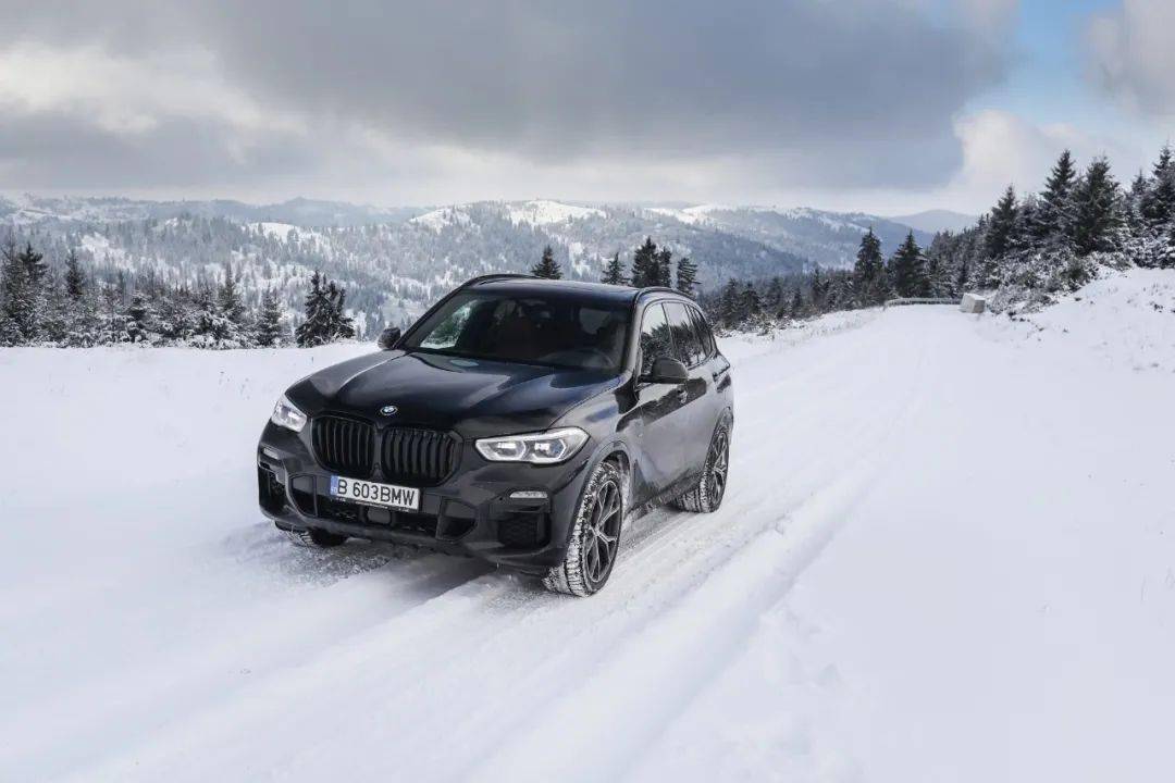 美极了黑色宝马x5在雪地里演绎一场视觉大片