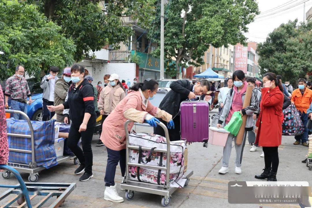 隆安县第二小学政教处主任 卢国倩:在疫情防控方面,我们提前一周多