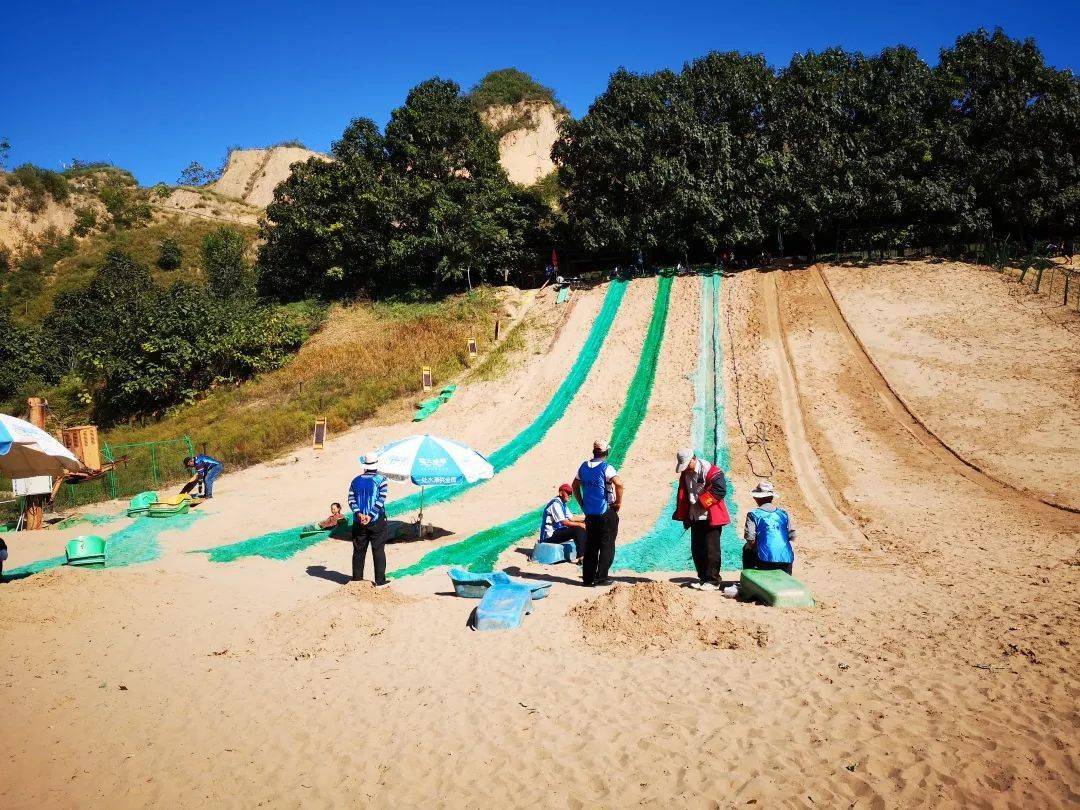 比起又陡又刺激的大人滑草,小朋友也有专属的滑草设施,安全有趣,这