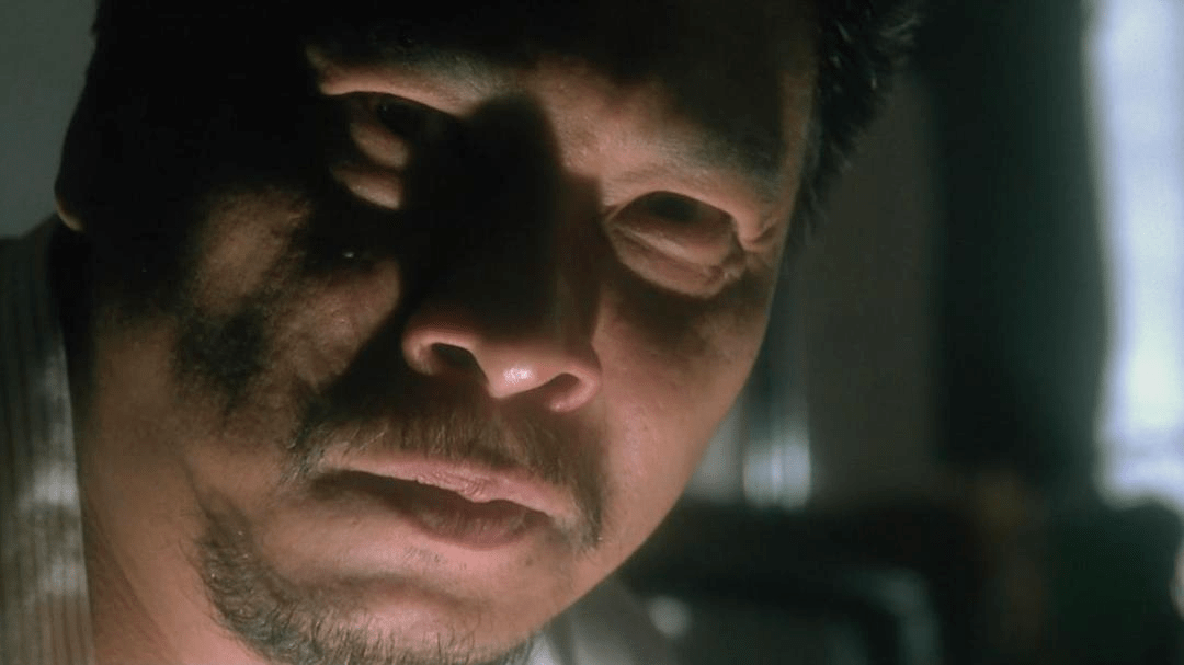 《破坏之王》里,他又立刻"换一副面孔",一个表情,让人后背发凉.