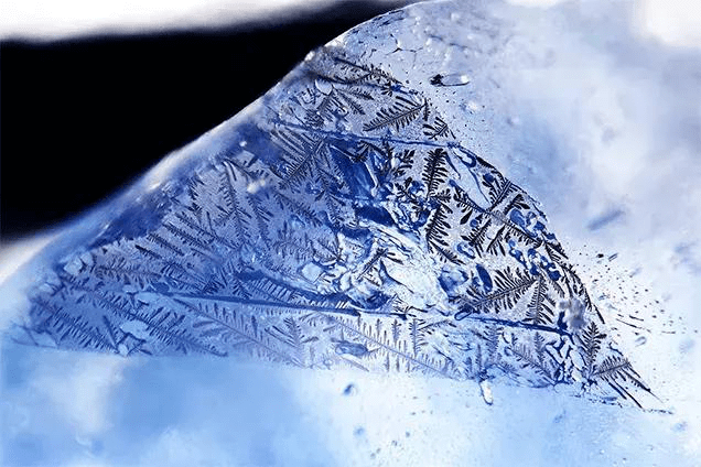 巴西帕拉伊巴中出现的"美杜莎石英"伞状包体像红色和蓝色的蘑菇头.