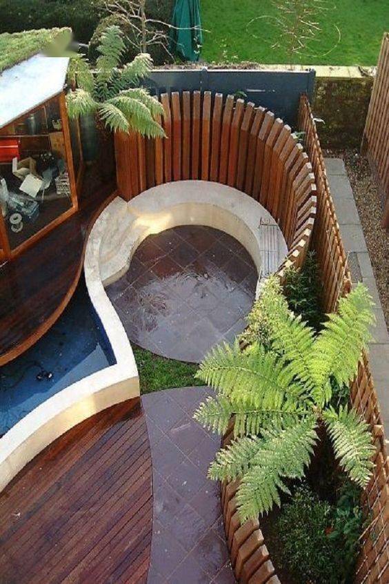 外国人的迷之操作!院子围墙砌成旋转型,中间还挖成下沉式,不解