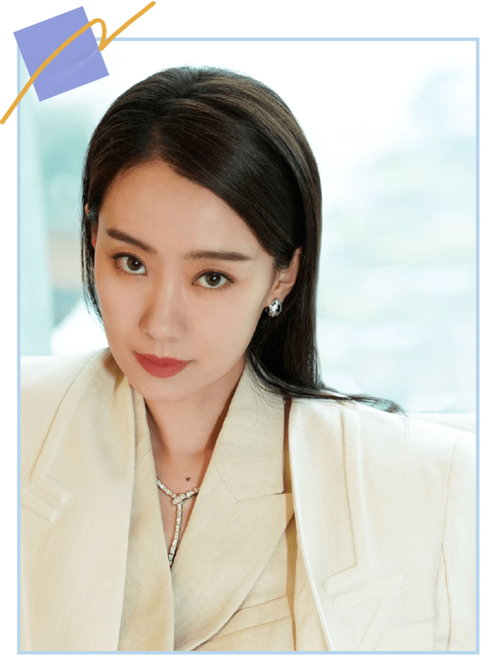 在娱乐圈里一水儿的鹅蛋脸瓜子脸中,张小斐方正的脸型就比较显眼了.