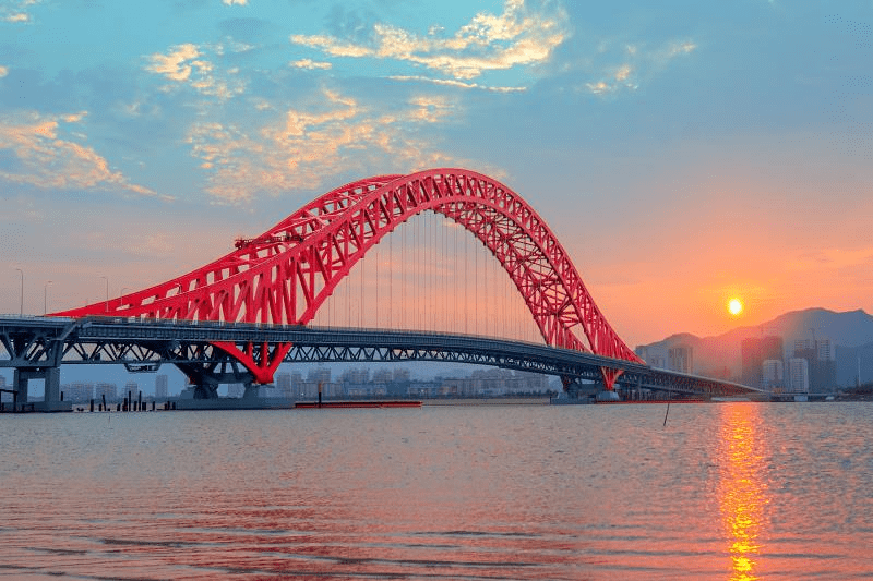 梅山春晓大桥,又称梅山红桥,起于春晓连岛路与春晓大道交叉口,终于
