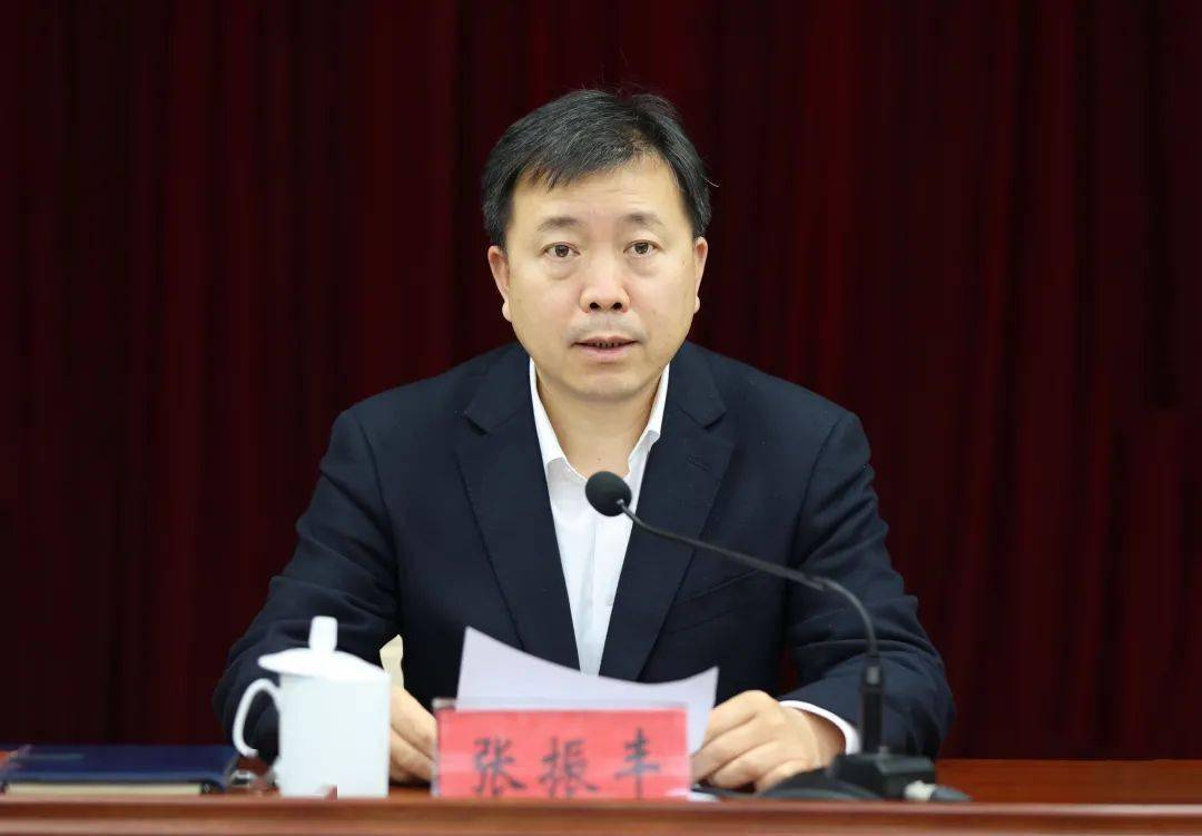 会议以视频形式举行,区领导陈如根,阮文静,沈昱,张俊杰,祝振伟,朱红丹