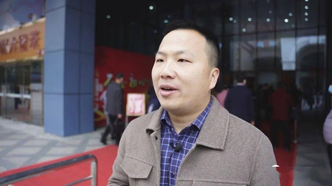 市人大代表刘金龙说:"从今年3月起,持证排污成为排污企业的一个标配