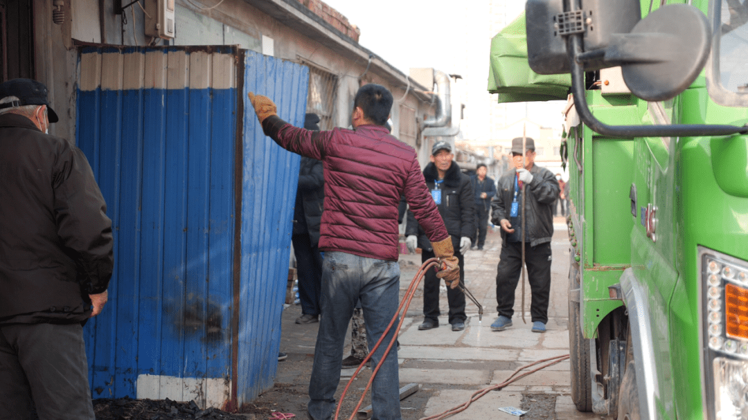 南大街办事处对铁西大街祁孟庄路段违建进行拆除东环办事处对物华市场