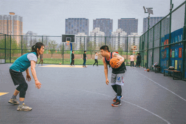 皮下铺设塑胶缓冲层能较大程度防止运动时受到伤害~不论是"马赛回旋"