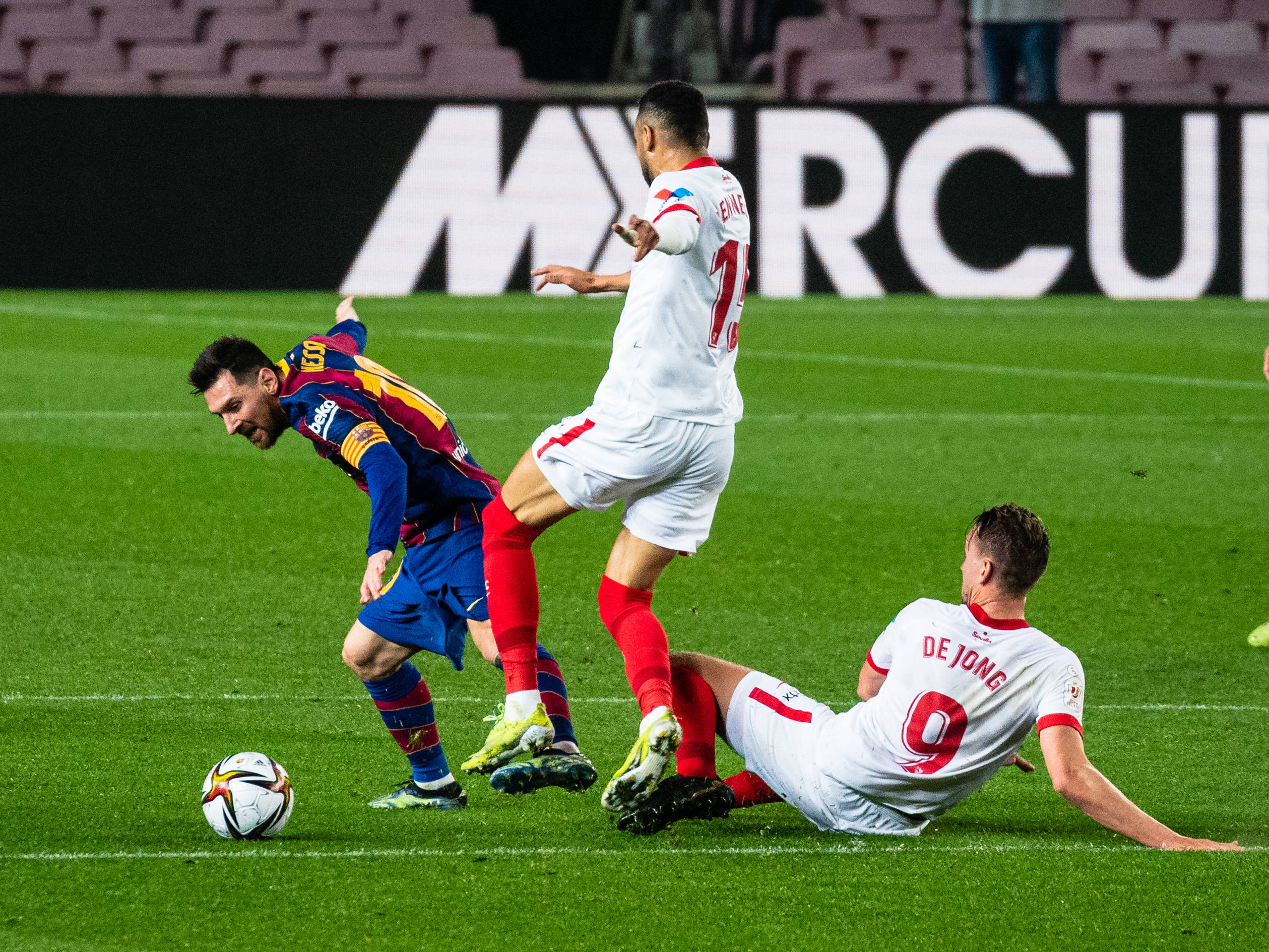 西国王杯皮克压哨进球绝地反击巴萨淘汰塞维利亚进决赛