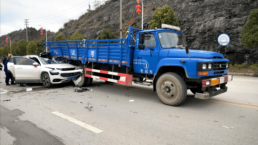 正在驾考,车被撞了!求考生的心理阴影面积