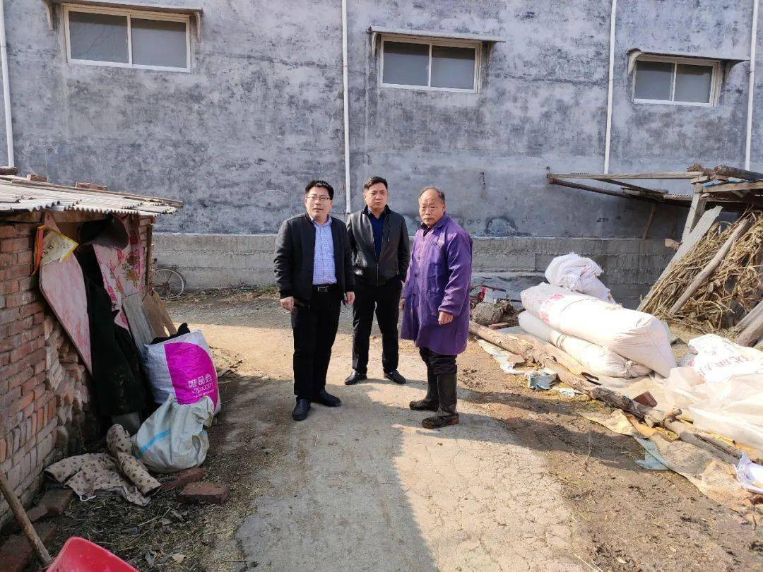 大块镇党委副书记,镇长郝现军,副镇长耿代玉深入大块村养殖户家中