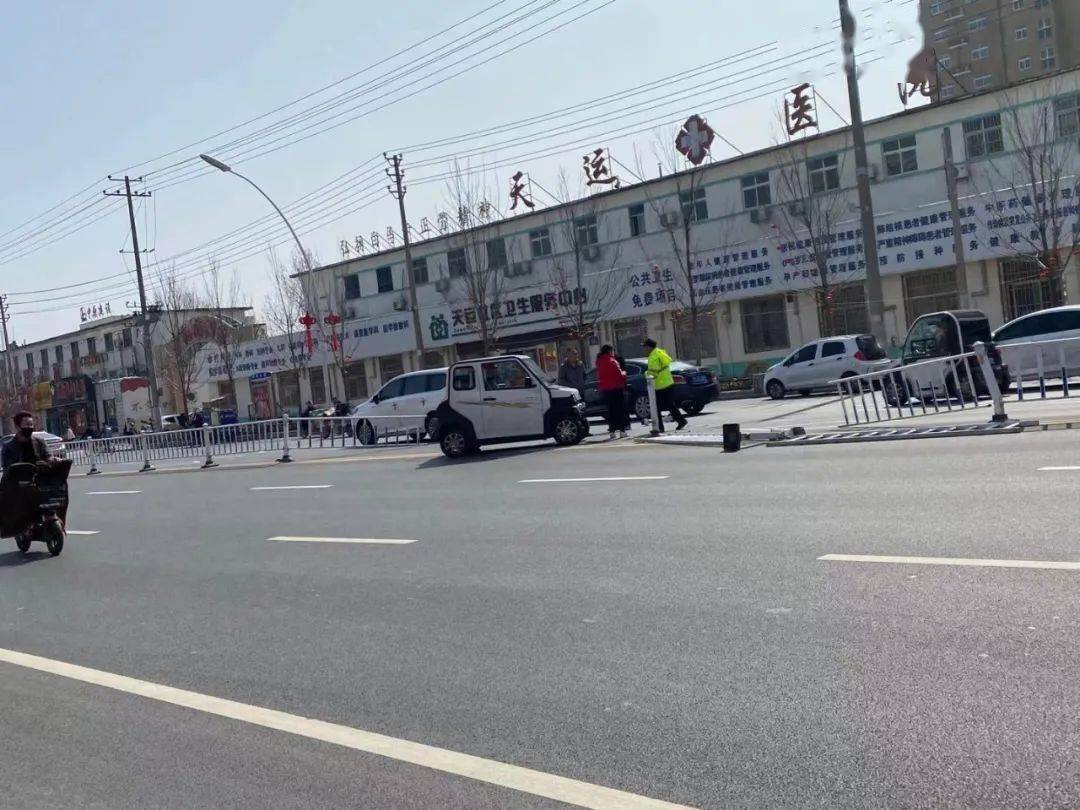 惊险濮阳街头两车相撞电动四轮车冲破护栏撞进对向车道