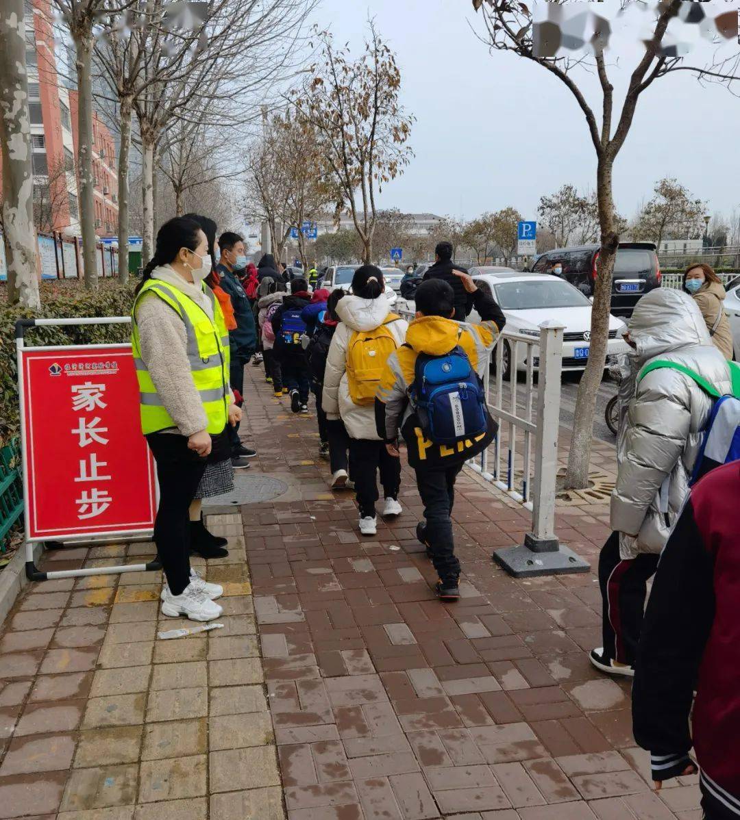 学校风采临沂沂河实验学校爱心护学家长志愿者服务队在行动