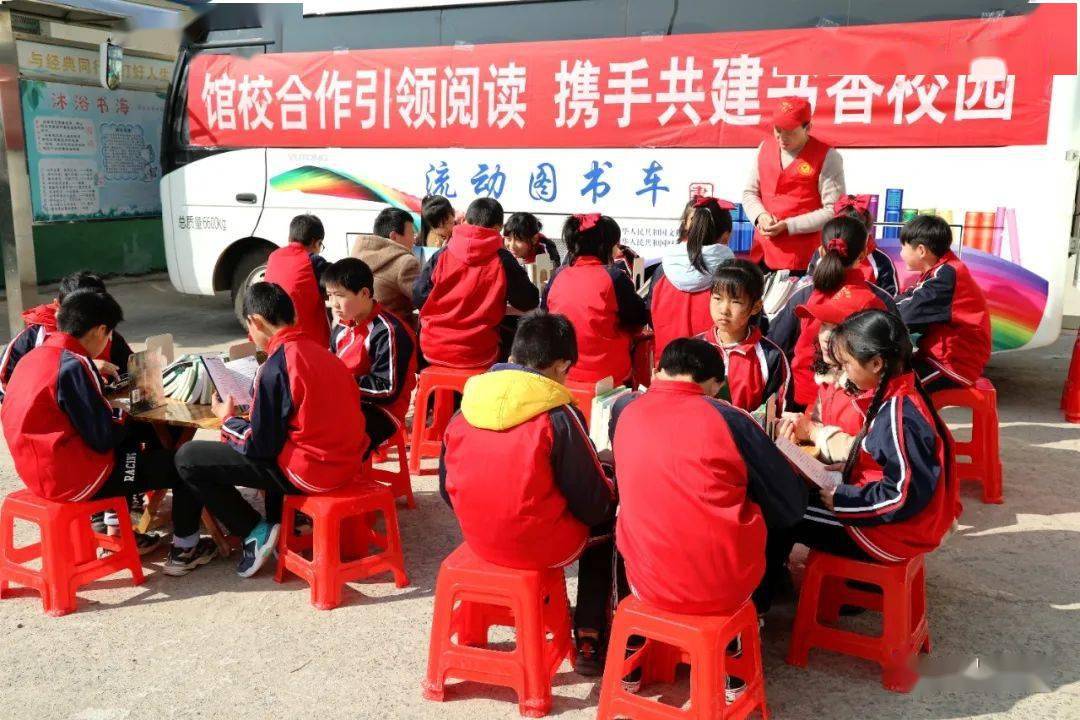 光山这里《雷锋的故事》随流动图书车进校园_活动