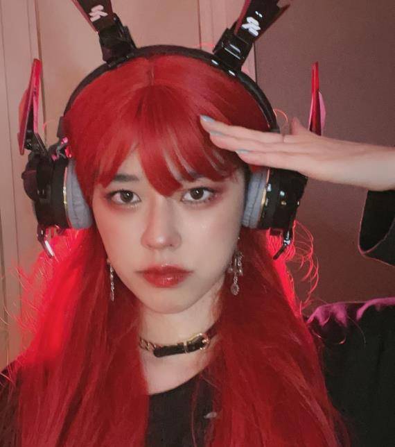 沫子罕见回忆过往,曾经为了打cf职业比赛,站了22个小时火车_直播