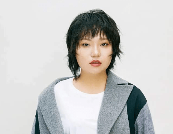 李雪琴出生于1995年的女性脱口秀演员,本名李雪阳,来自辽宁铁岭.