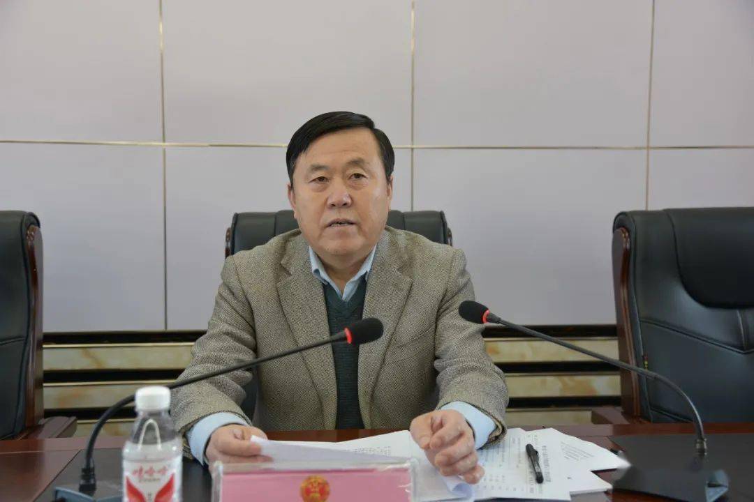 县十七届人大常委会第三十二次会议召开