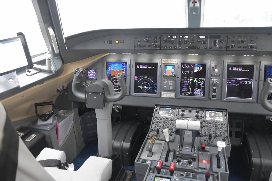 arj21-700驾驶舱图片