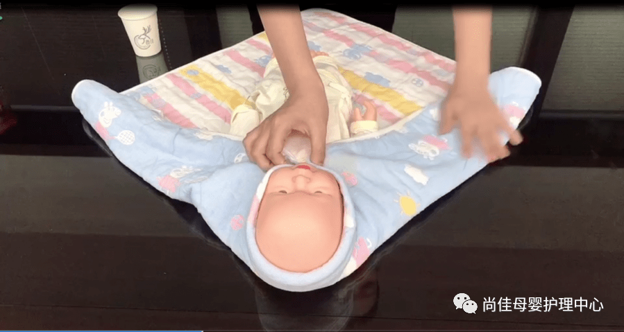 新生儿包裹方法图解图片