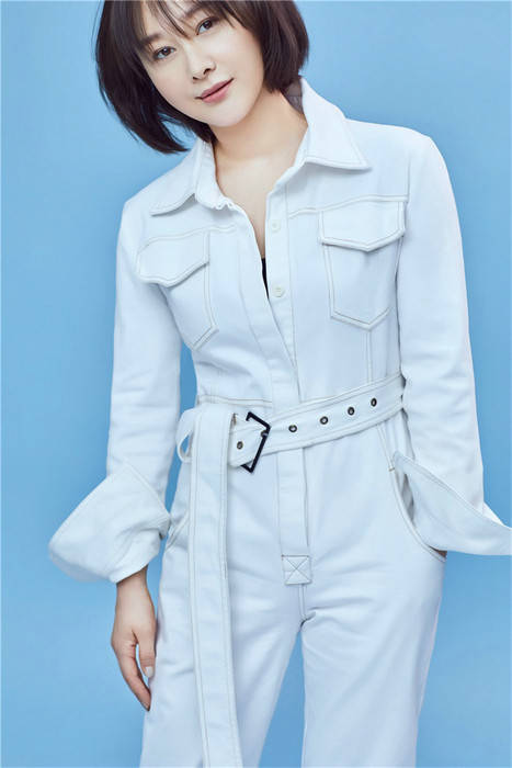白雨惊蛰工装大片曝光,简约时尚彰显女神魅力