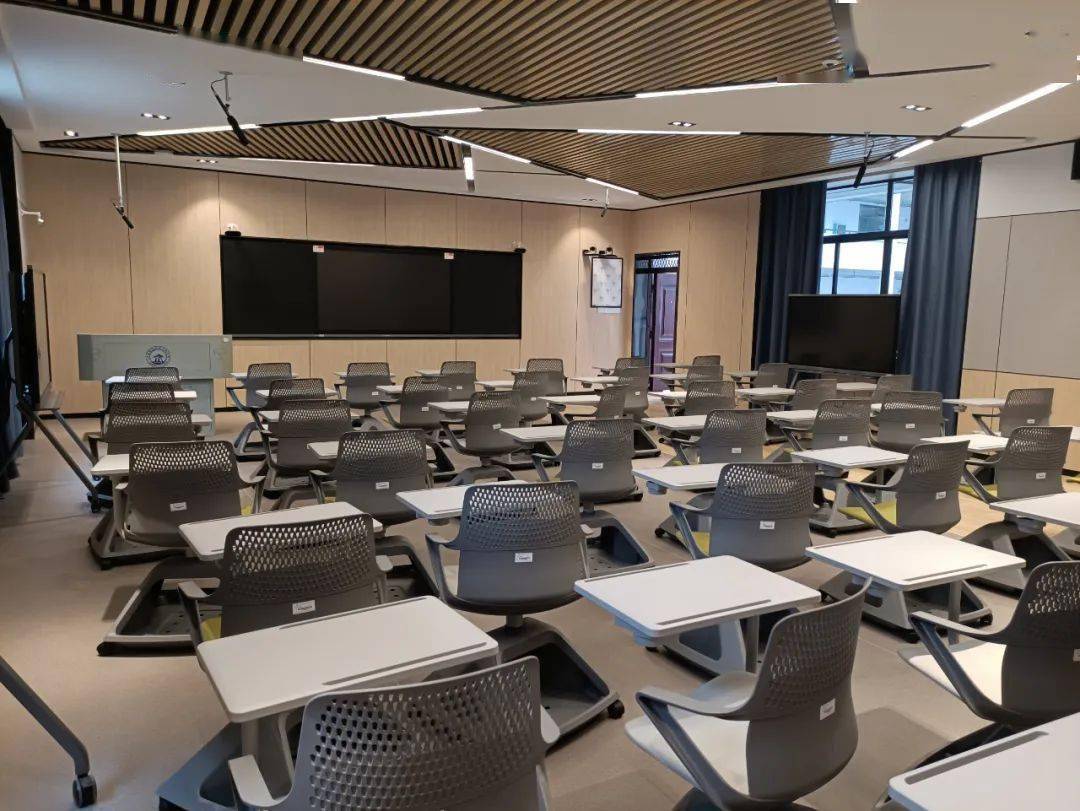 黑板智慧终端13-201走进智慧教室,迎面而来的是一股清新的科技时尚感