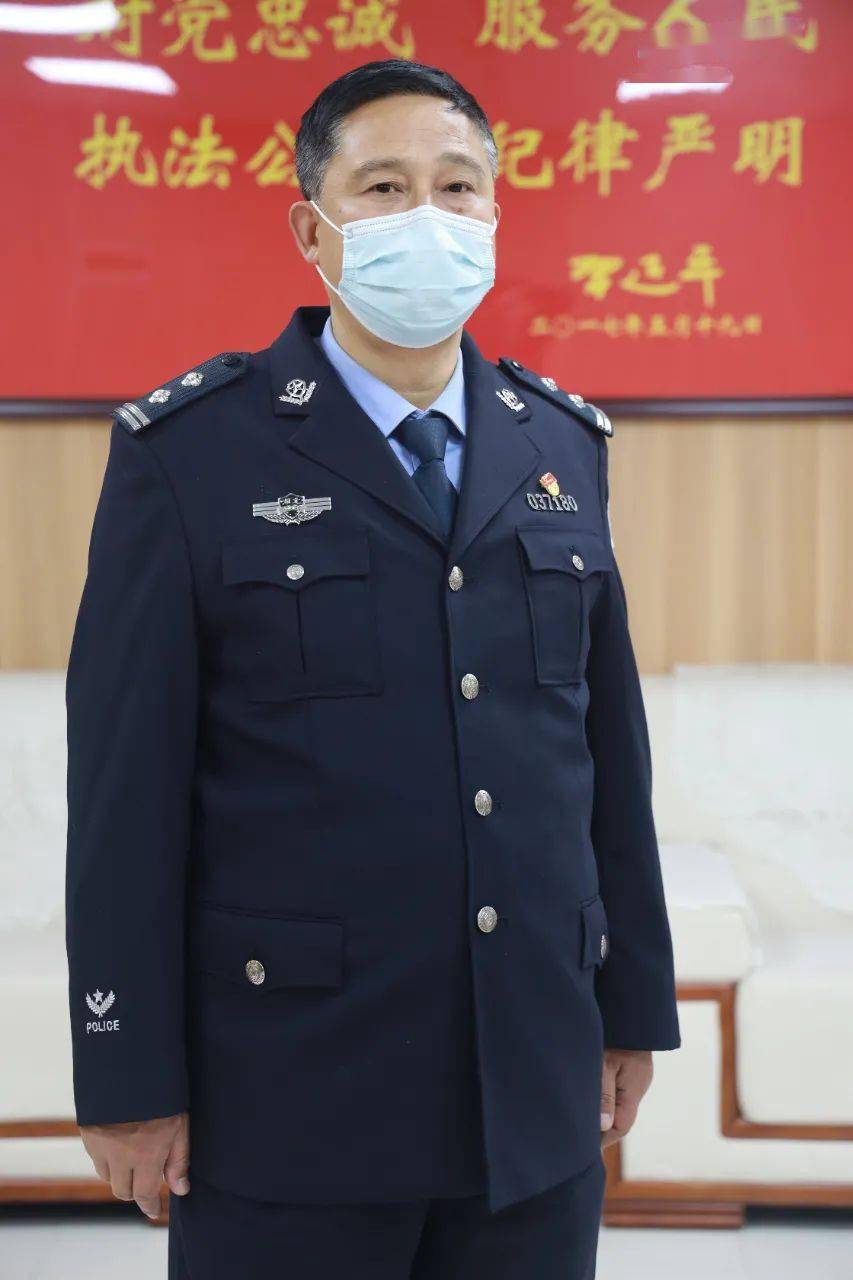他就是武汉经开区(汉南区)公安分局纱帽街派出所百花街社区民警胡立新