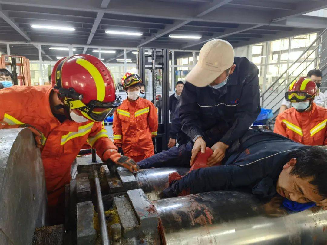 平阳一工人手臂被卷入机器-搜狐大视野-搜狐新闻