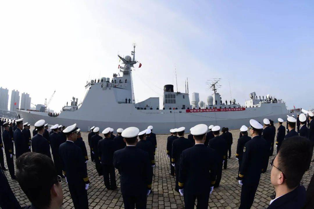 北部战区海军领导,舰艇命名城市,青岛市相关领导和部队官兵代表参加