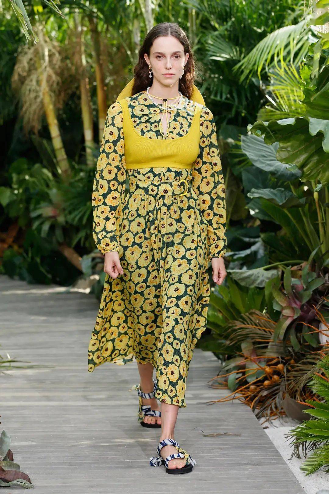 终于等到春天可以穿2021流行色亮丽黄了