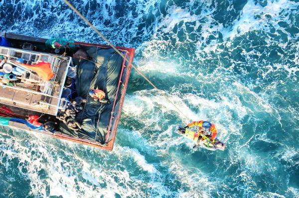 这支队伍年来在风口浪尖成功救助遇险人员5462人 直升机