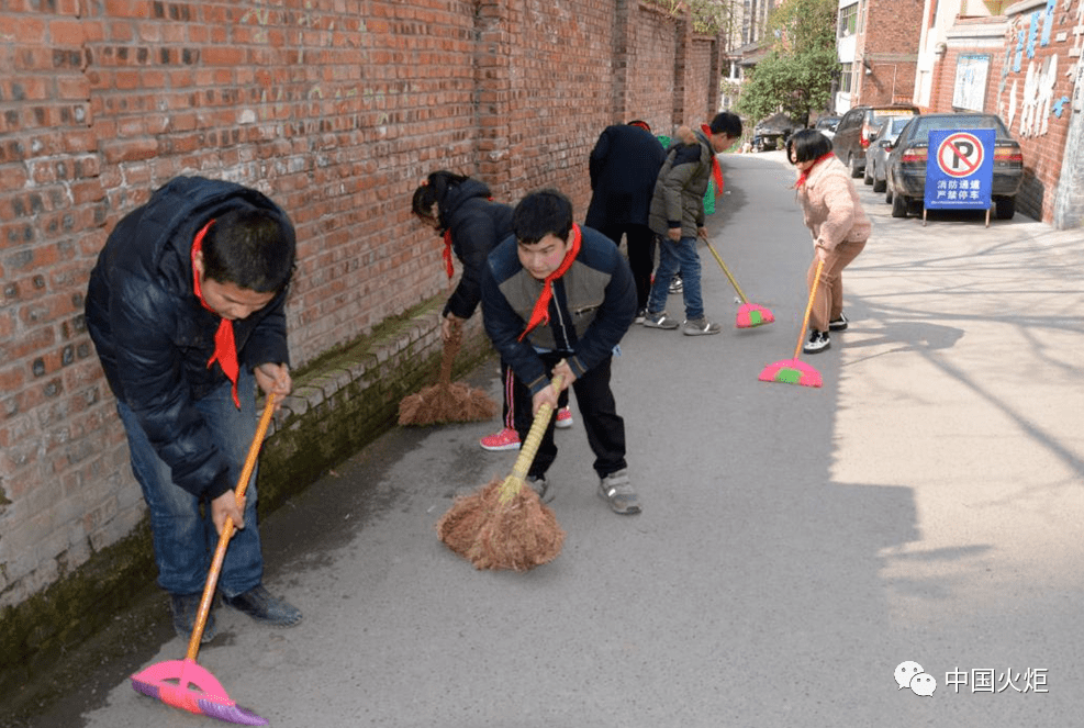 万州区3月3日,万州区白土镇关工委联合镇团委,镇妇联,开展清扫万步梯