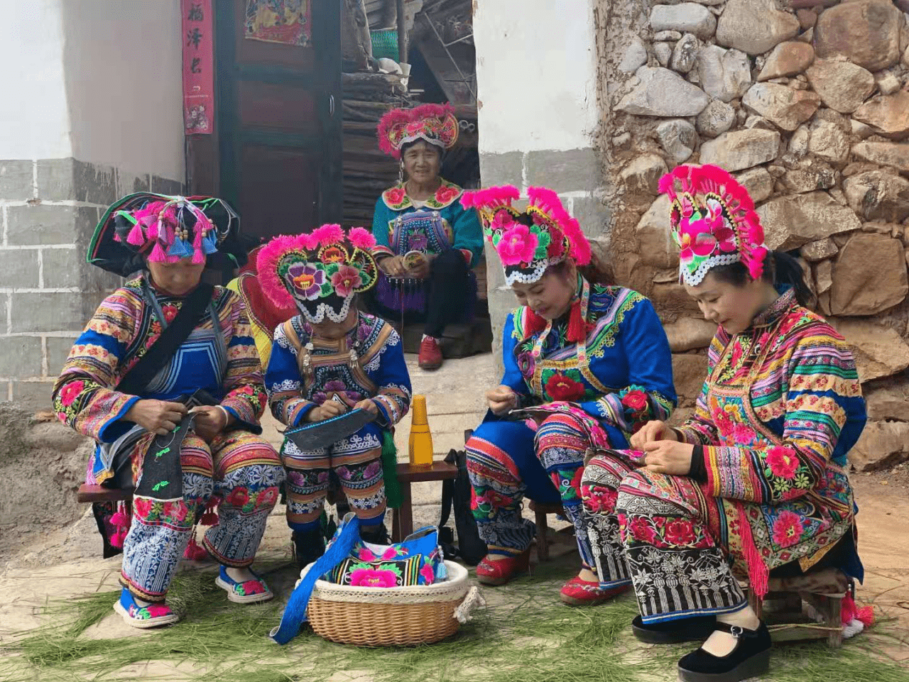 永仁绣女掀起最炫彝族风