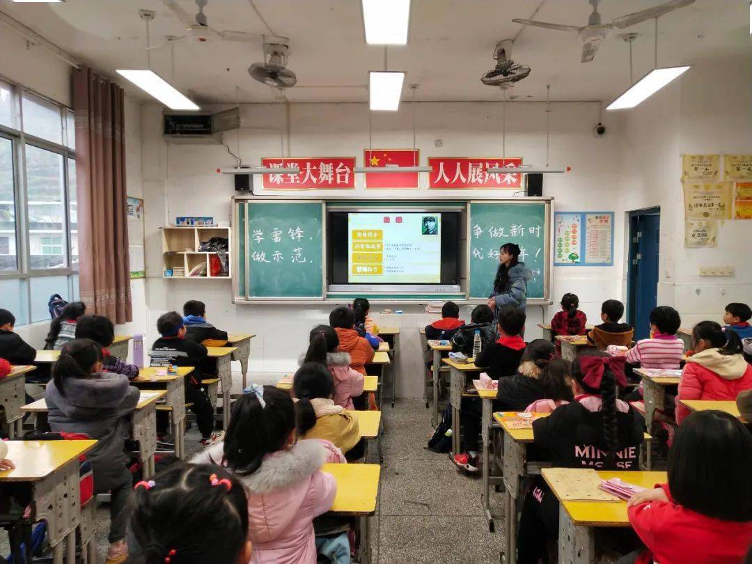 以什么吸引别人的目光主题班会 吸引我的目光英文 自媒体热点