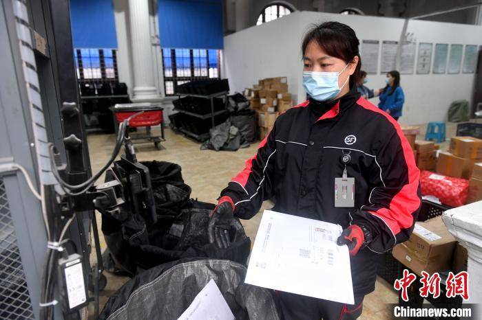 探访快递公司女仓管员的日常