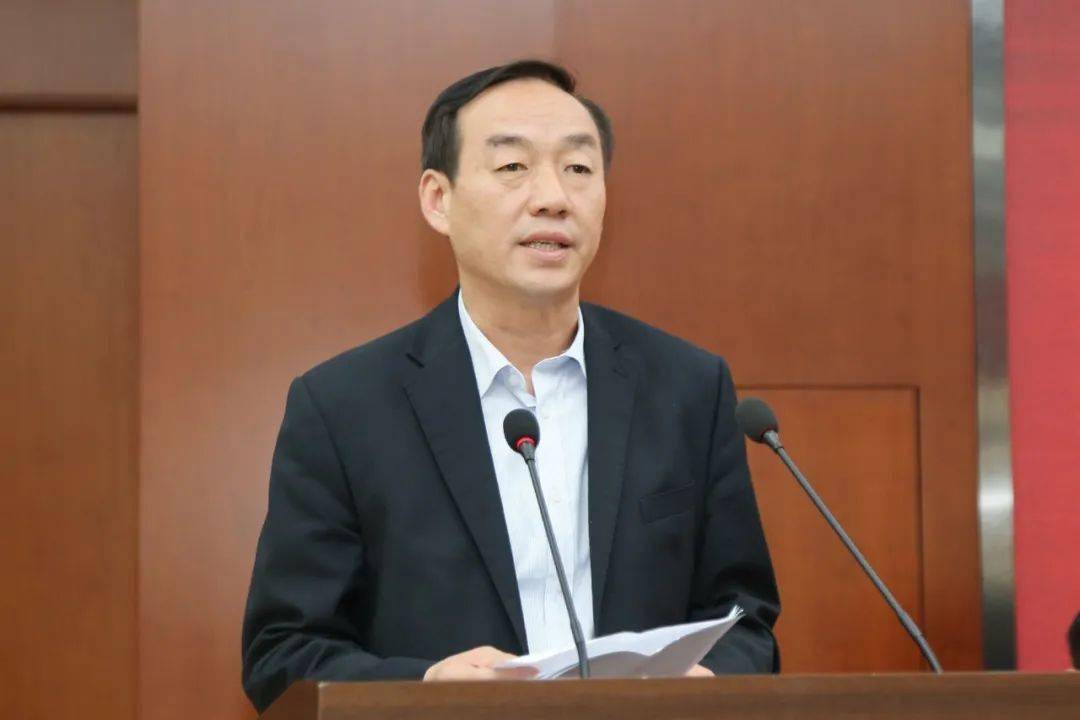 会上,陈培杰和王德军先后作了典型发言.艰难方显勇毅,磨砺始得玉成.