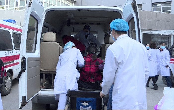 为生命护航交警一路护送危重病人平安转院