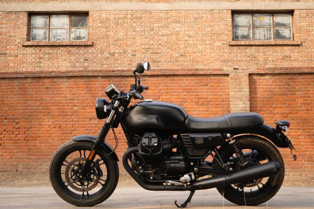 机车网车评摩托古兹v7iiistone