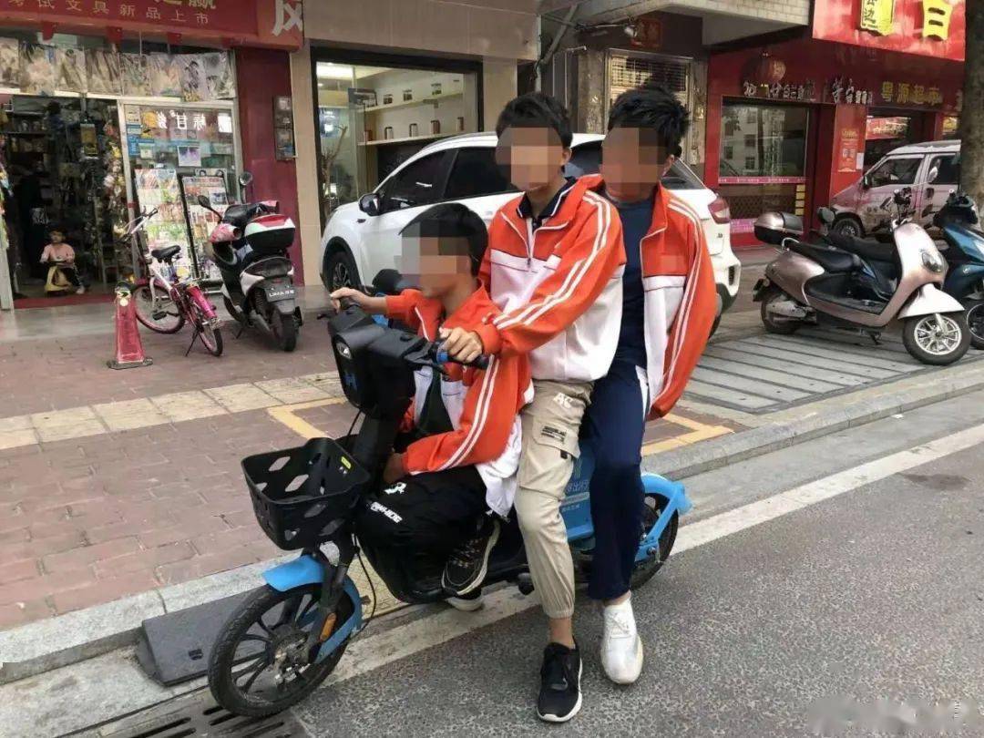 廉江三个学生共同骑一辆共享电动车被批评教育啦!