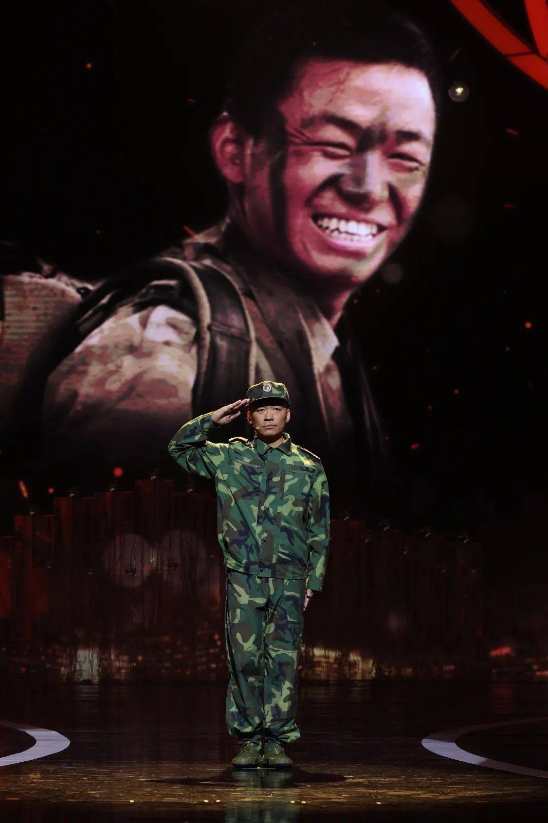 东方卫视2021电视剧品质盛典星光闪耀士兵突击剧组重聚获表彰