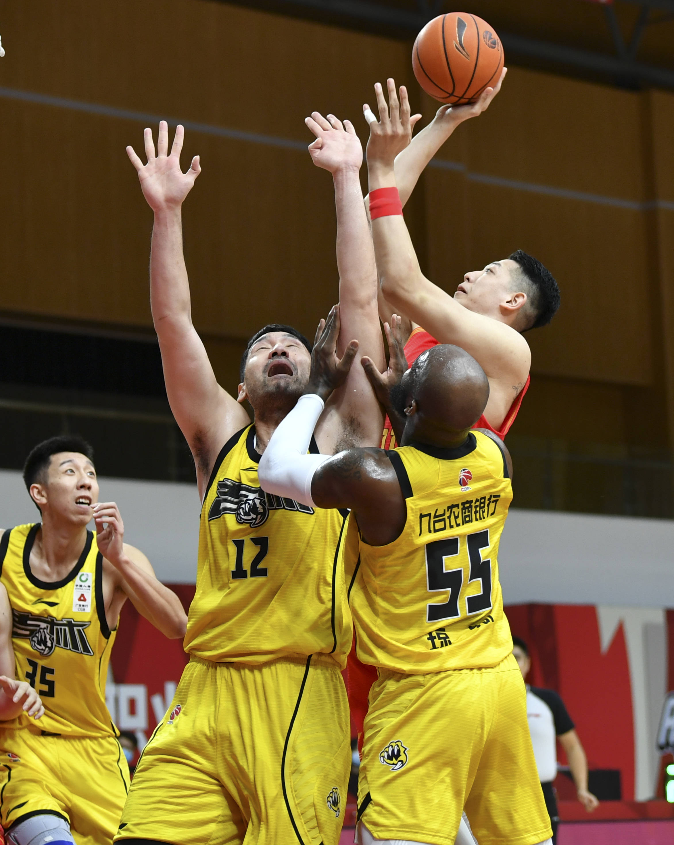 当日,在浙江诸暨举行的2020-2021赛季中国男子篮球职业联赛(cba)等