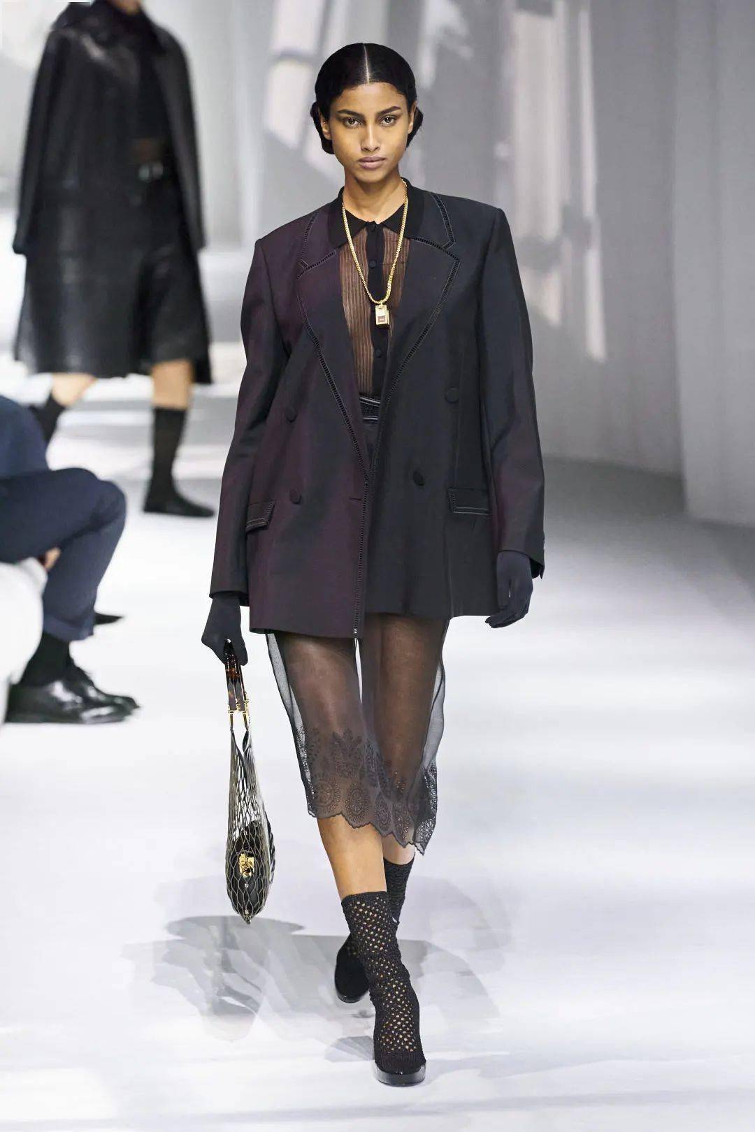 流行时尚2021春夏女装关键单品夹克外套chicxwgsn