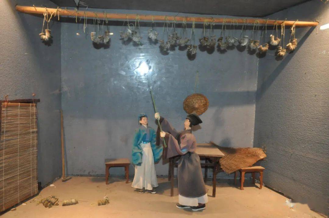 闰之私下商定,每月初一,将积蓄拿出四千五百钱,分成三十串,挂在房梁上