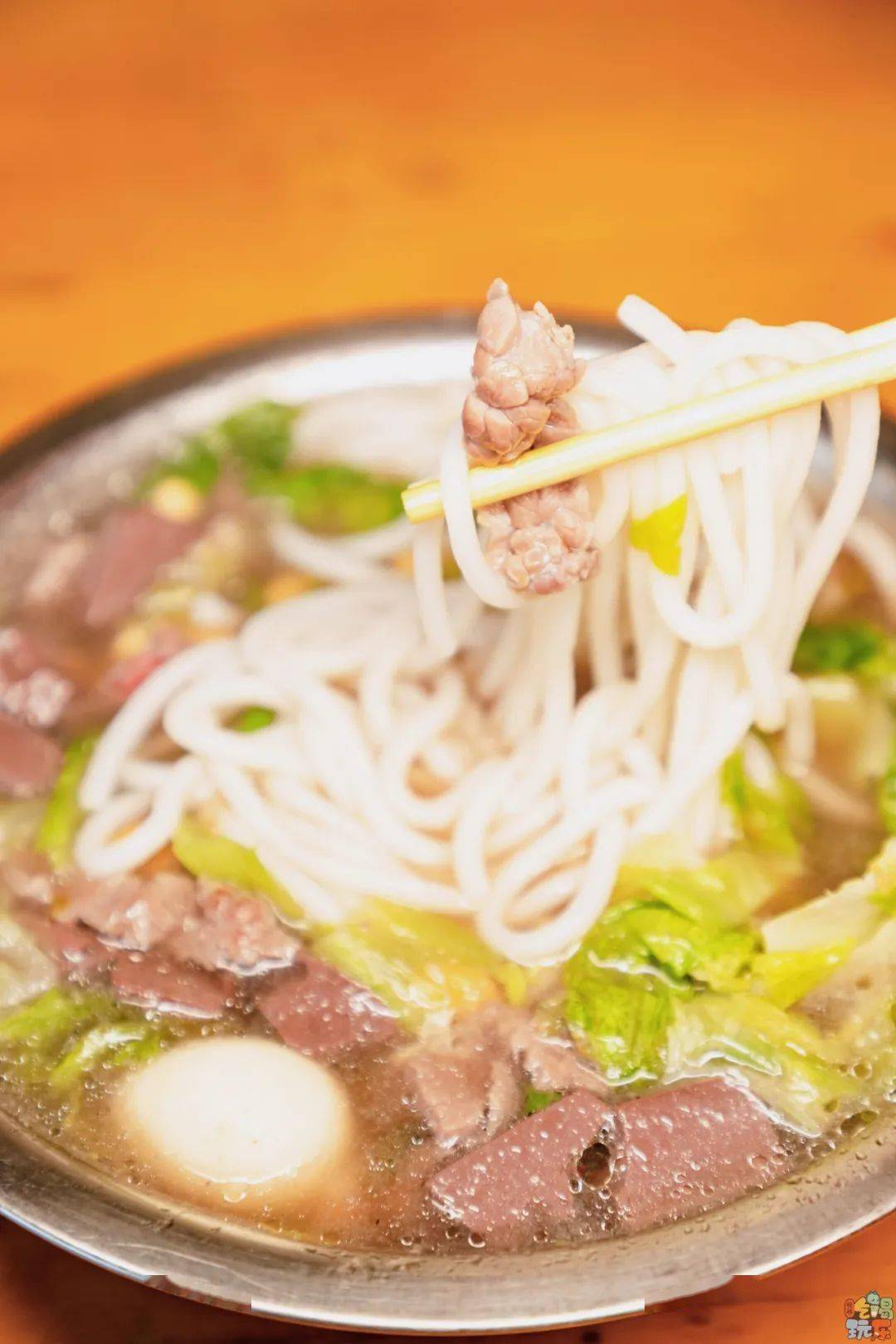 汤底熬制6小时连嗦3天都不腻的牛肉煮粉桂林人晨间味蕾记忆