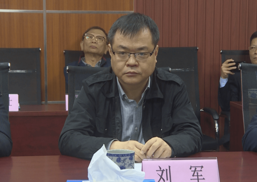 市工信局局长刘军,中南钢铁副总裁李怀东等领导嘉宾出席了签约仪式