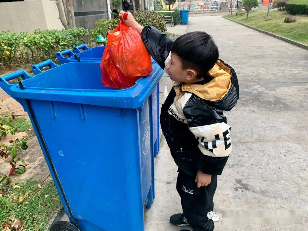 《学雷锋,做好娃娃》,为了鼓励孩子们争当小雷锋,将雷锋精神落到实处