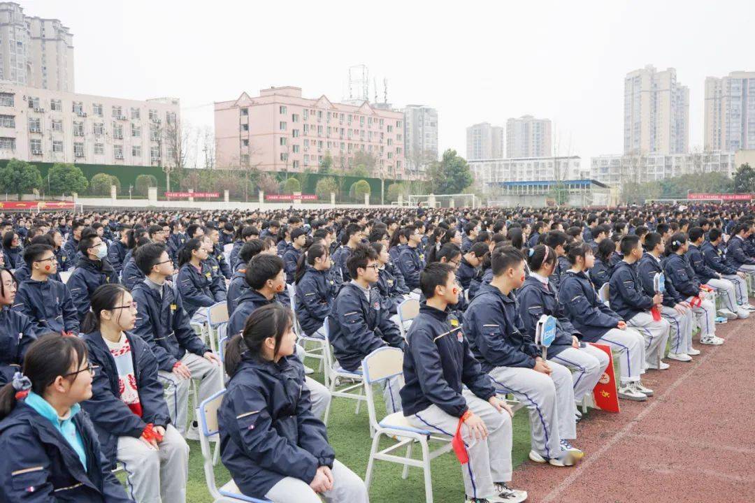 3月5日上午9:30,安居育才中学校校长何德军,初中部执行校长吴小平以及