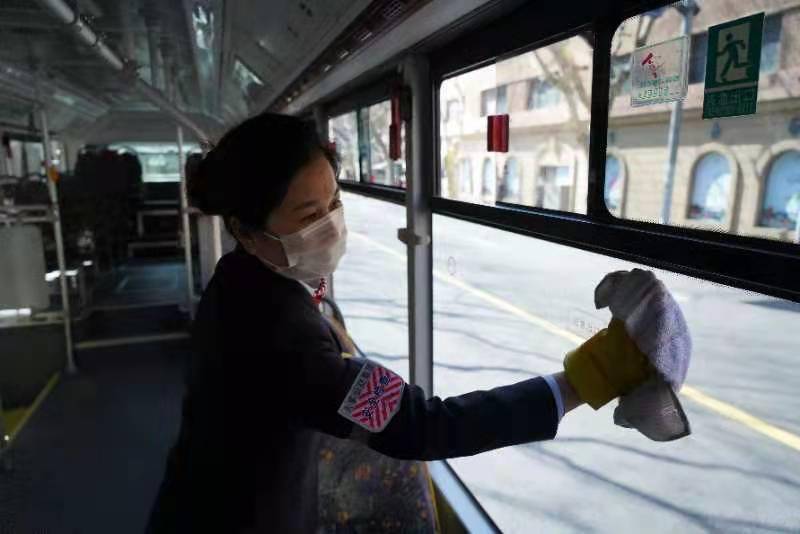 上海这条单程近22公里的公交线路上，她是唯一的女驾驶员