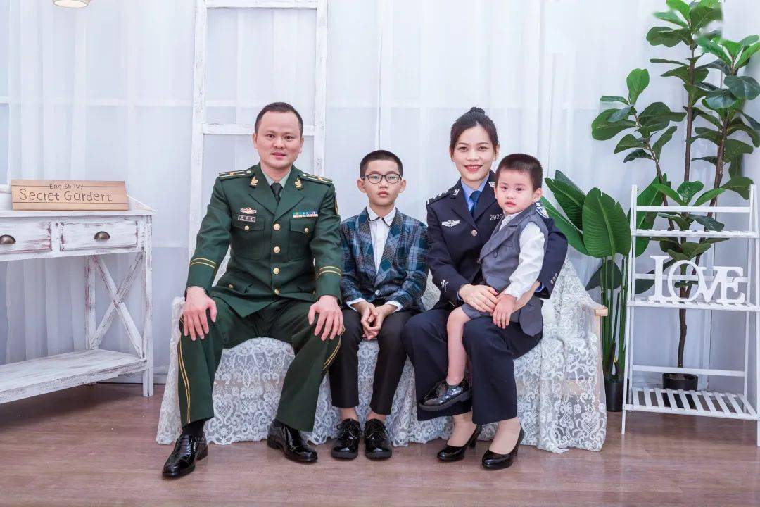 行动诠释着文明和谐家庭的深刻内涵。8张文丽、张熹祥家庭定格幸福瞬间→从双军人家庭到军警家庭，夫妻二人