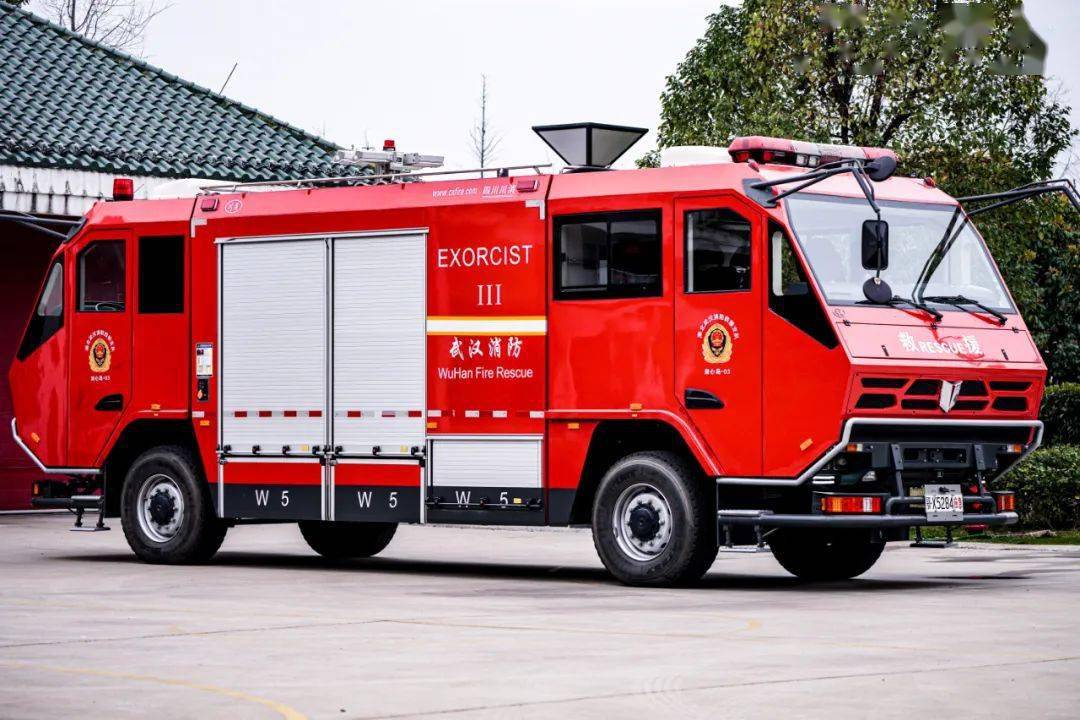 在 2021东湖隧道联合消防演习中,双头消防车和它的伙伴们便在地底深处